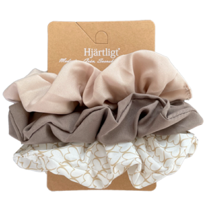 Hårscrunchies i 3 pack. En vit med hjärtligtprint, en brun & en beige